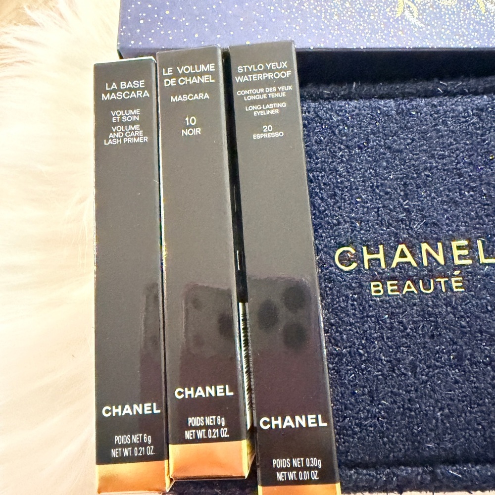 Chanel Holiday 2025 Eyes To Impress Set with Makeup Bag - Picture 4 of 12